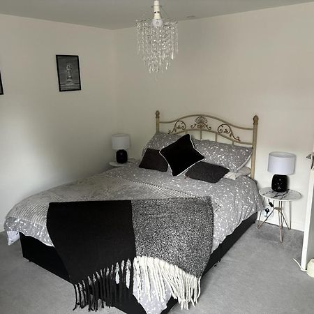 2 Bed-Sleeps 4-Sea View-Pet Friendly-Parking Apartment Llanelli Exterior photo