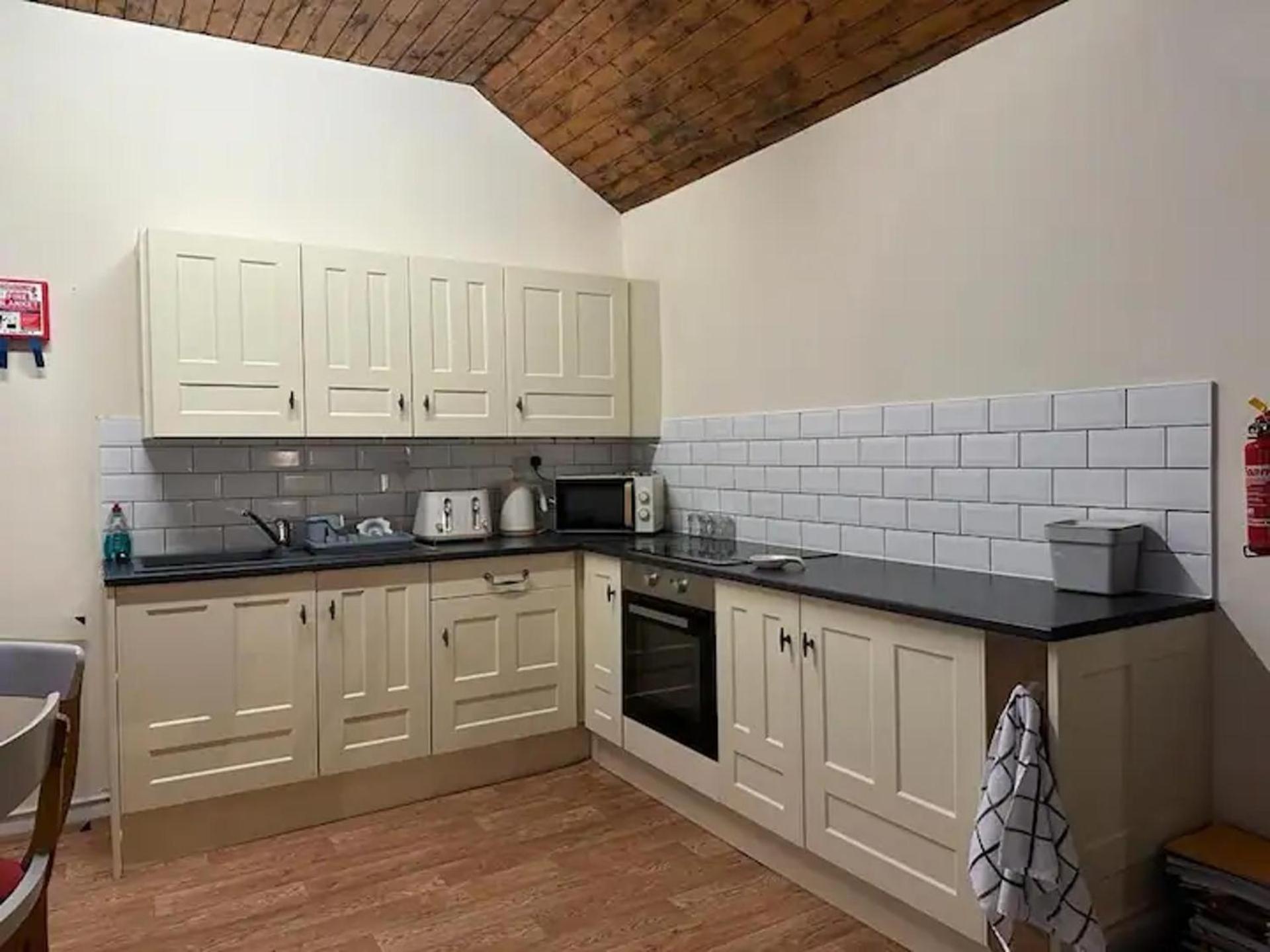 2 Bed-Sleeps 4-Sea View-Pet Friendly-Parking Apartment Llanelli Exterior photo