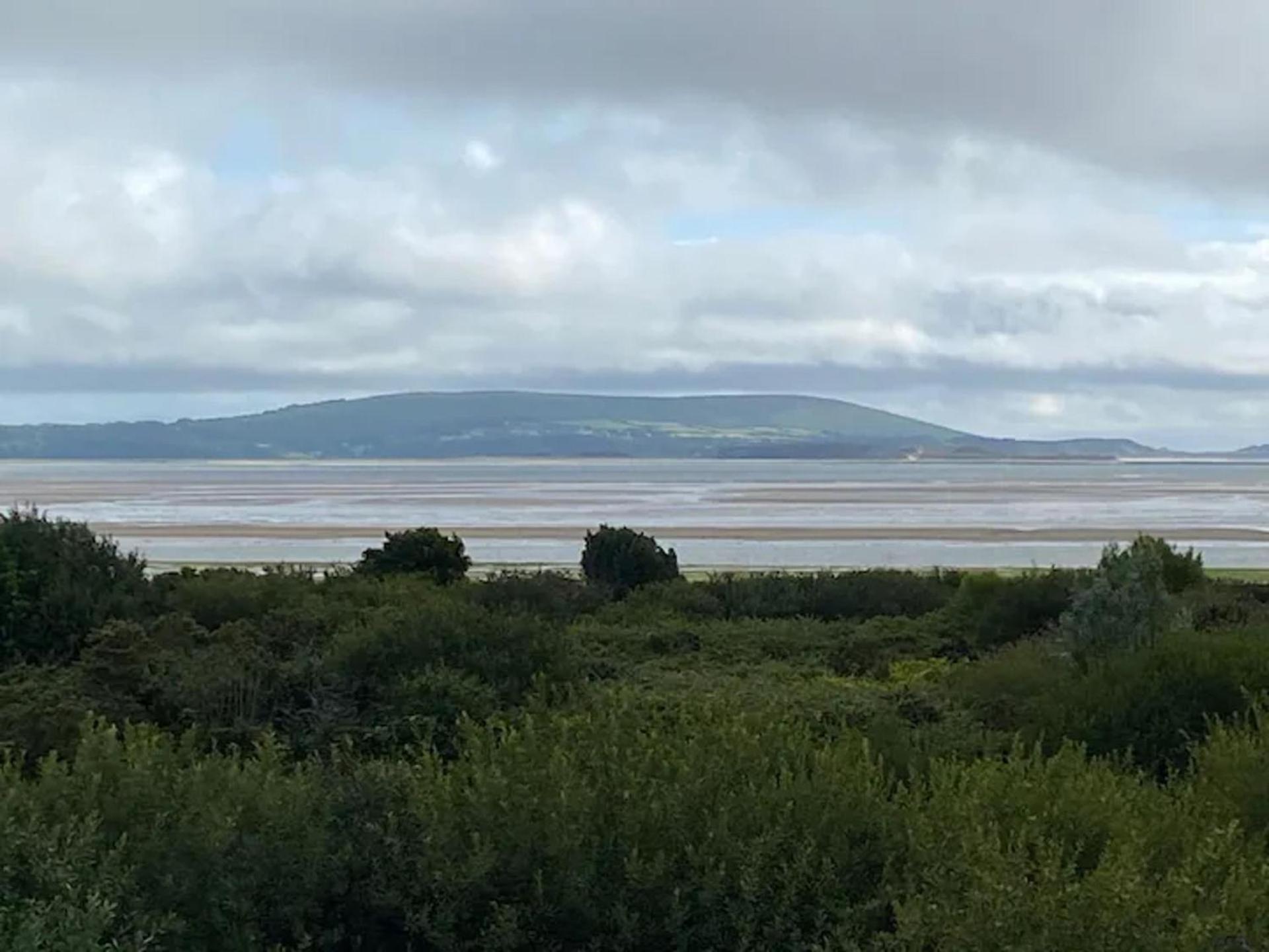 2 Bed-Sleeps 4-Sea View-Pet Friendly-Parking Apartment Llanelli Exterior photo